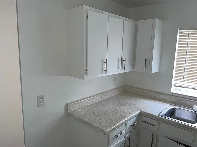 2243 Euclid Ave — Photo 5