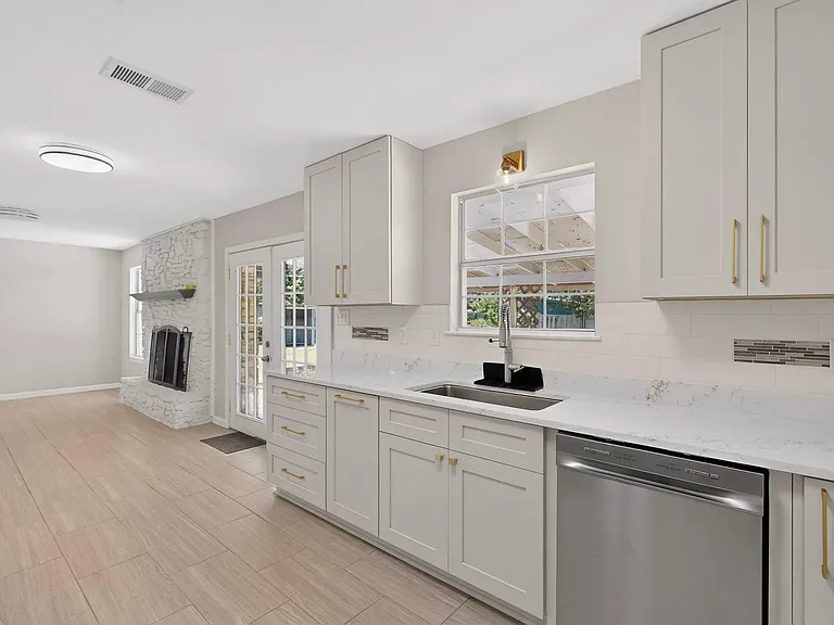 2307 Galway St — Photo 14