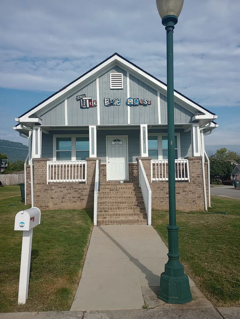 Adorable Little Blue House Close to Downtown! — Photo 1