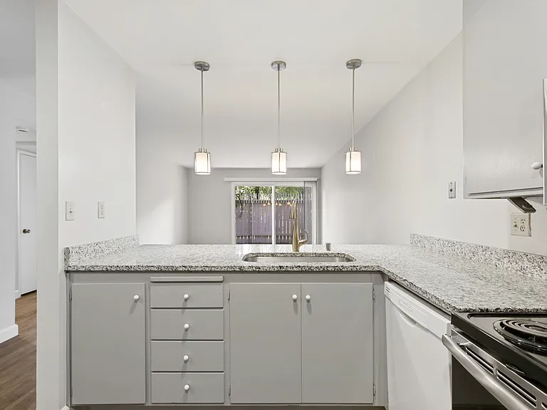 745 F St #4 — Photo 19