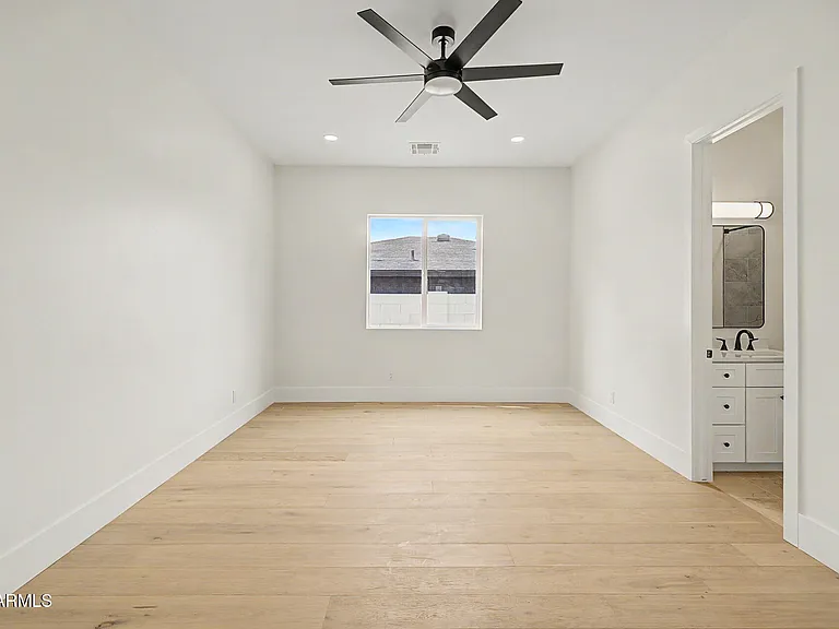 3229 E Roma Ave — Photo 29