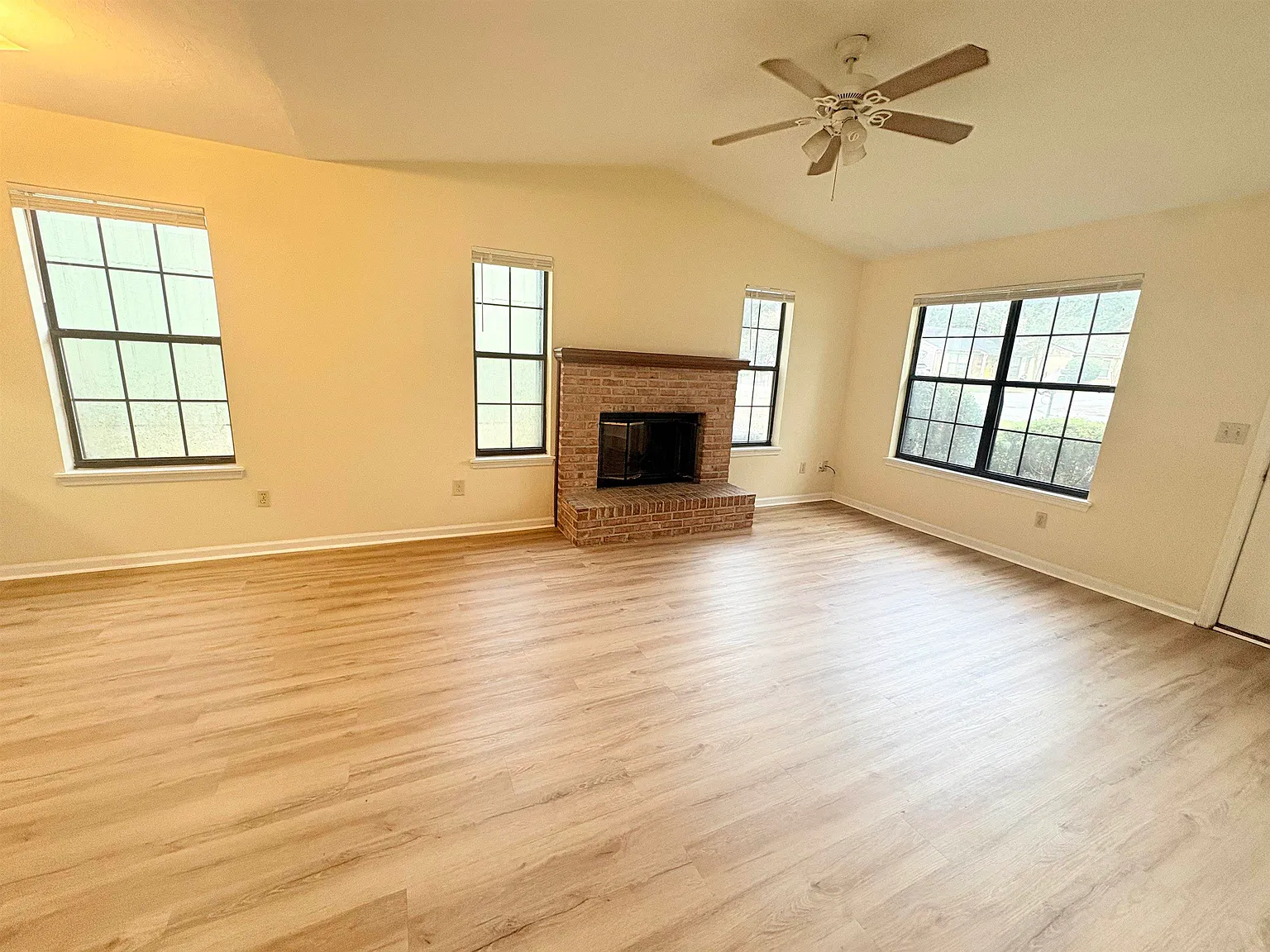 2 bed, 939 sqft, $1,350 — Photo 3
