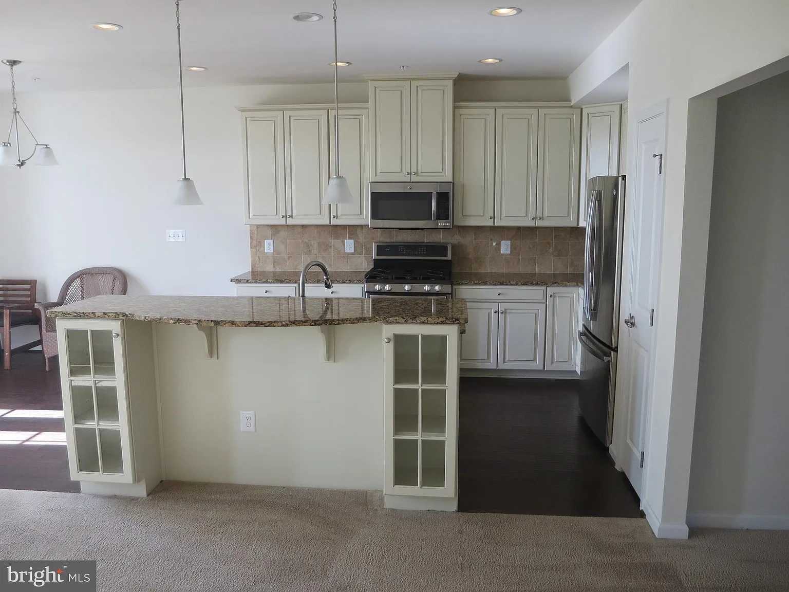 5 bed, 2.5 bath, 2516 sqft, $2,950 — Photo 3