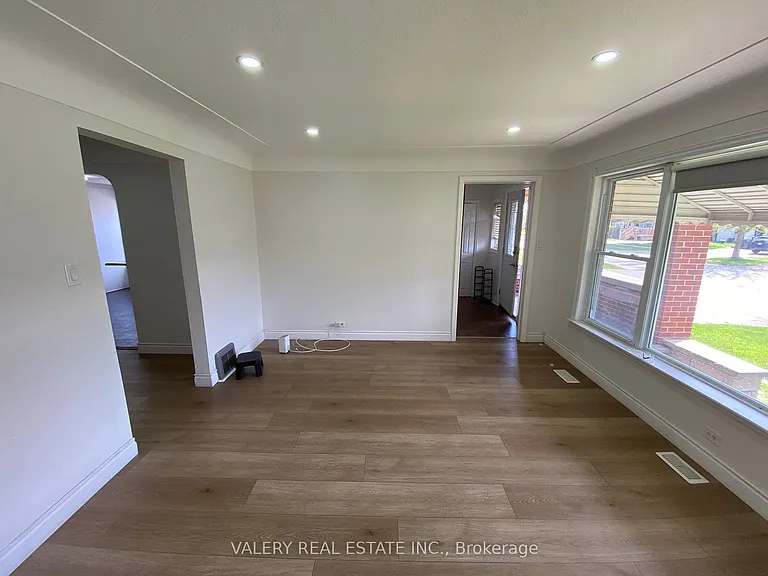 374 Edmonton St #MAIN — Photo 28