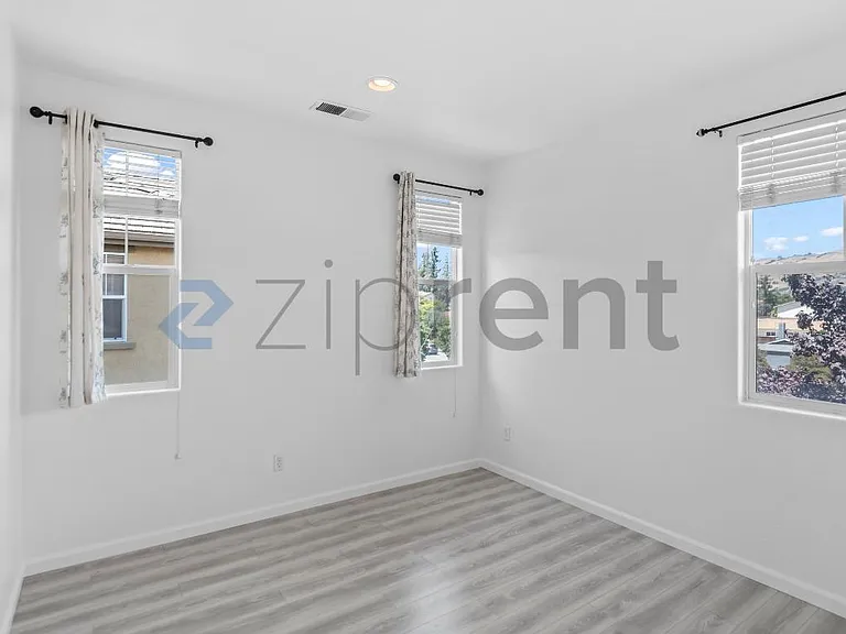 657 N Capitol Ave — Photo 22