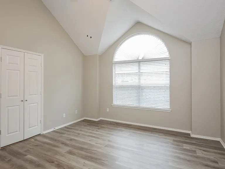 2124 Creek Royal Dr — Photo 11