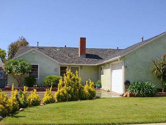 4th image of 17436 Blythe St