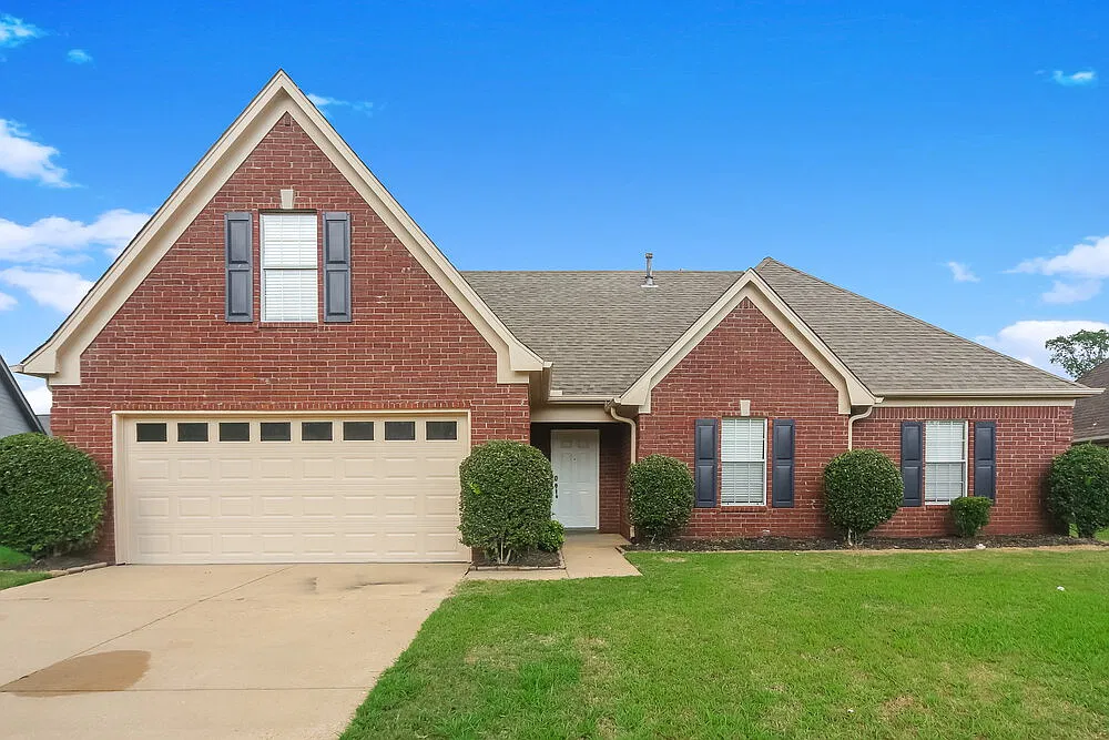 3 bed, 2.0 bath, 1952 sqft, $2,040 — Photo 1