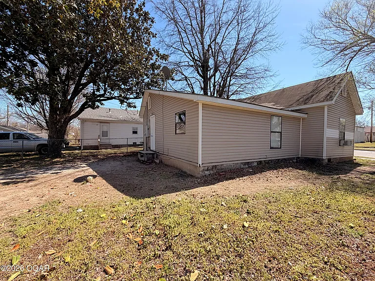 1013 E Broadway St — Photo 10