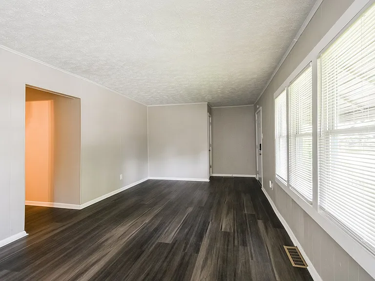 1525257_020_living_room_12991452.jpg