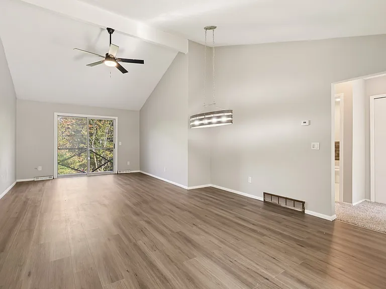 209 Greenbriar Ct — Photo 2