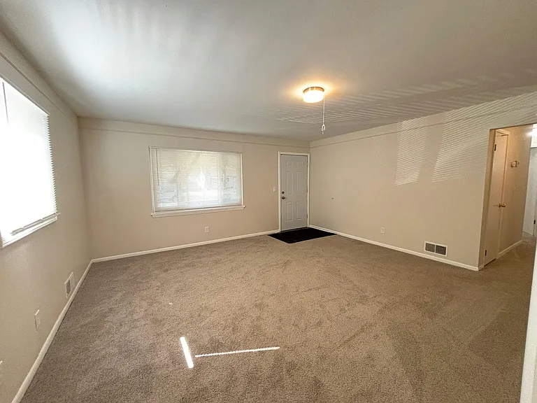 21840 Weller Ave — Photo 2