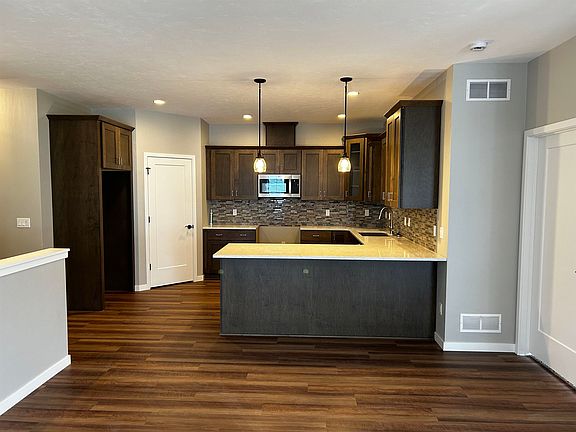 4th image of 3773 Newcastle Dr