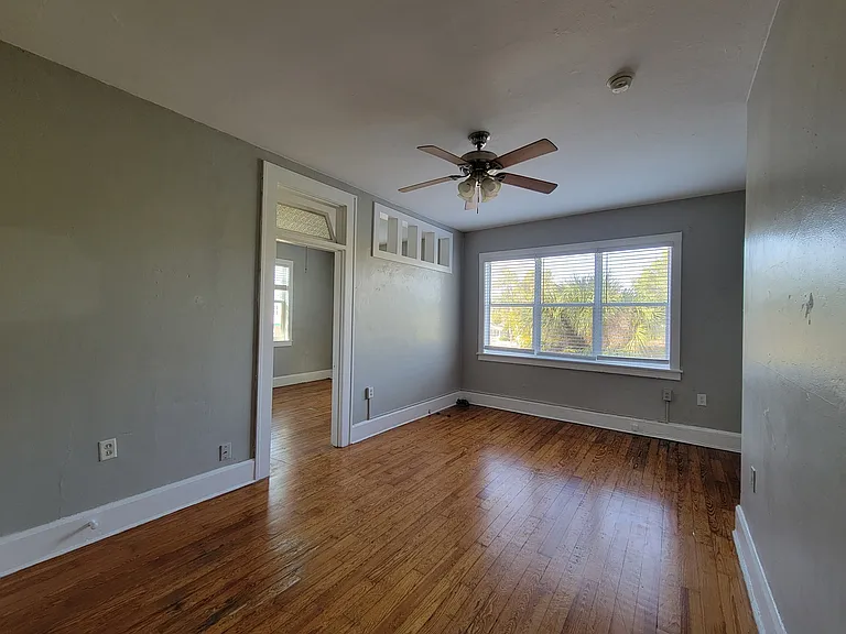 205 16th Ave NE #12 — Photo 2