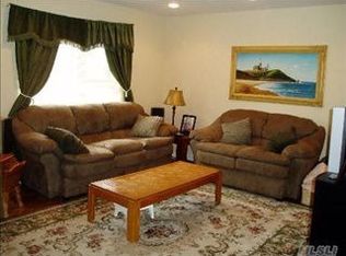 10 Blue Point Rd E, Holtsville, NY 11742
