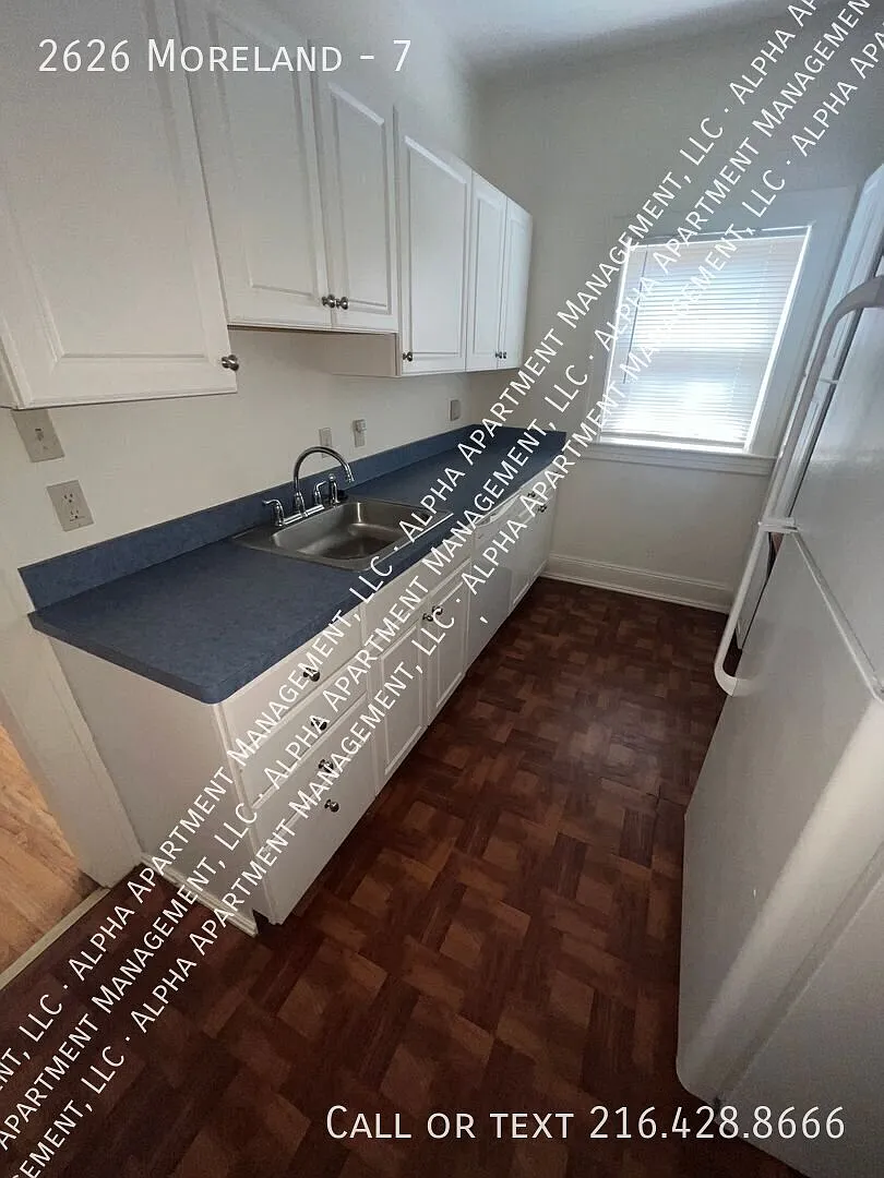 Spacious one bedroom — Photo 3