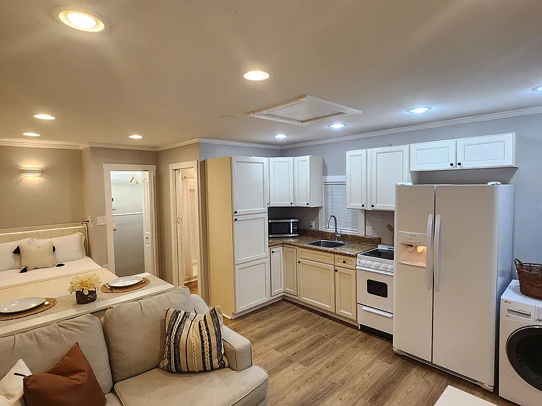 490 E Stanford St #B — Photo 2
