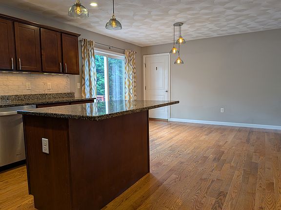 4th image of 210 Willard Ave