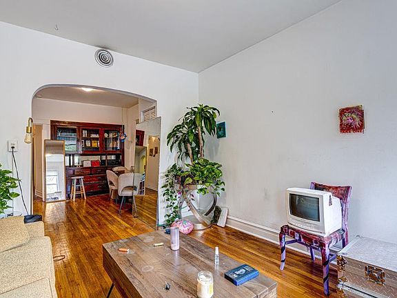 4th image of 2451 N Maplewood Ave #1