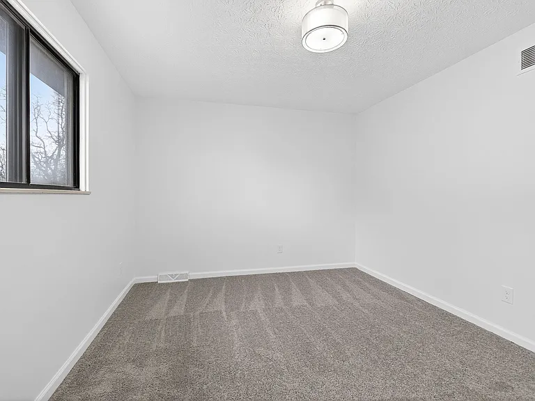 975 Hidden Acres Ct — Photo 17