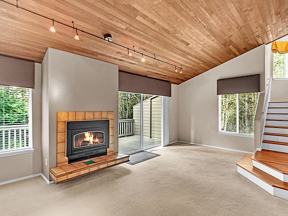 4th image of 15800 Village Green Dr #8-24