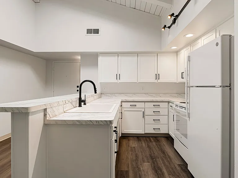 Villa Del Mar Apartments — Photo 22