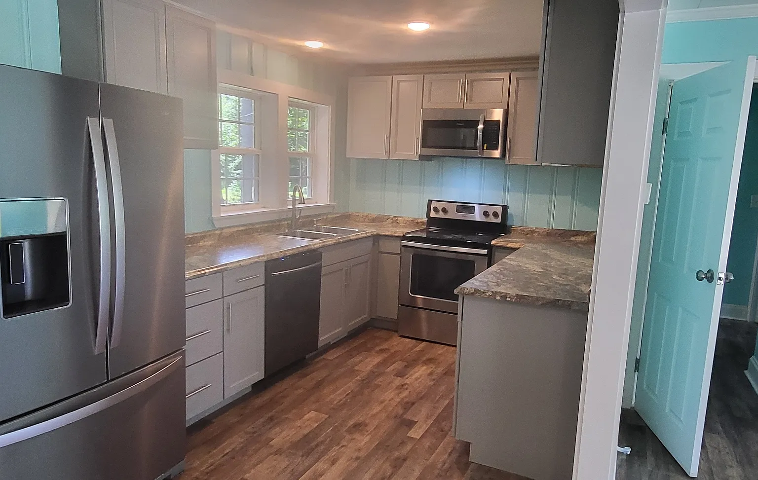 3 bed, 1.0 bath, 1410 sqft, $1,524 — Photo 2