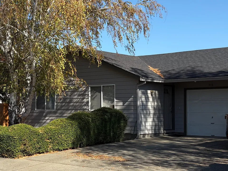 715 SW Larch Rd