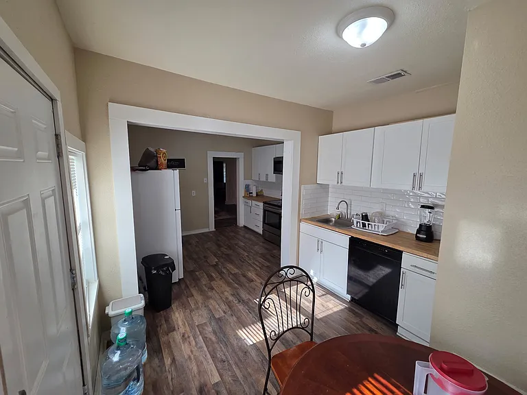 802 E Crawford St — Photo 9