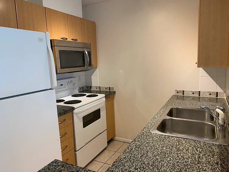 1420 Georgia St W — Photo 5