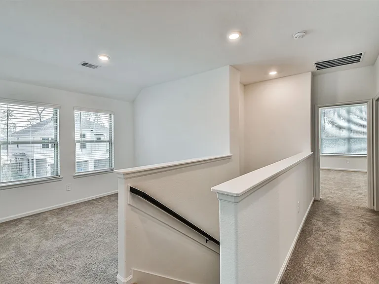 678 Royal Arch — Photo 19
