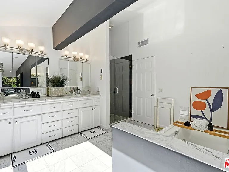 2350 Benedict Canyon Dr — Photo 22