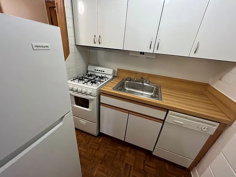 2738 N Pine Grove Ave — Photo 30