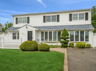 127 Arlyn Dr W, Massapequa, NY 11758