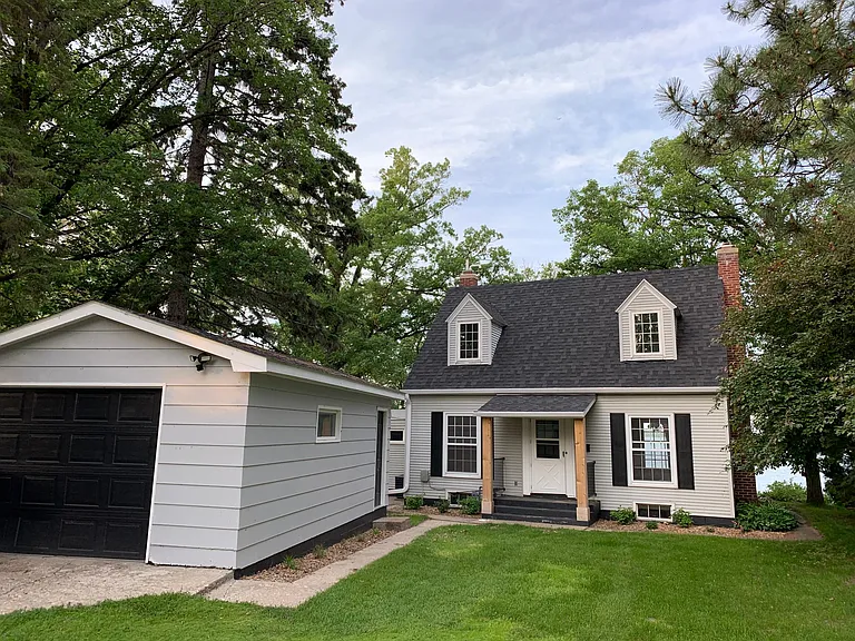 1926 Birchmont Dr NE — Photo 2
