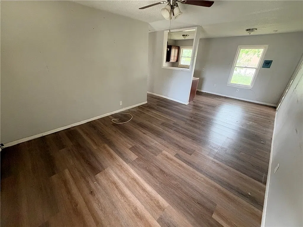 3 bed, 1.0 bath, 1001 sqft, $1,195 — Photo 2