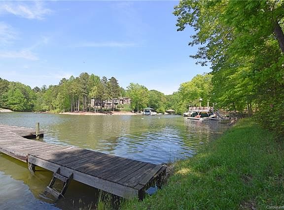 4th image of 144 Carlton Dr