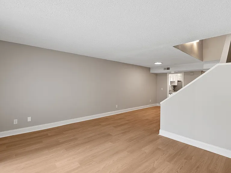 Colonial Pointe Apartments — Photo 41