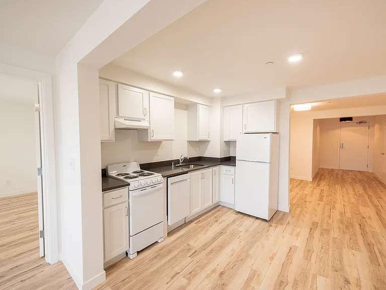Russo Apartments — Photo 36
