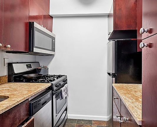 3rd image of 210 E 63rd St APT 8F