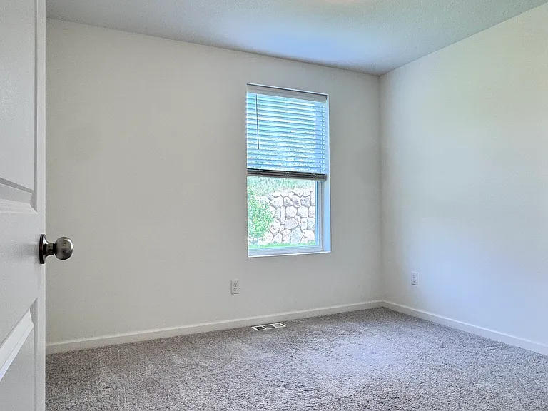 1114 Meadow Ln — Photo 10
