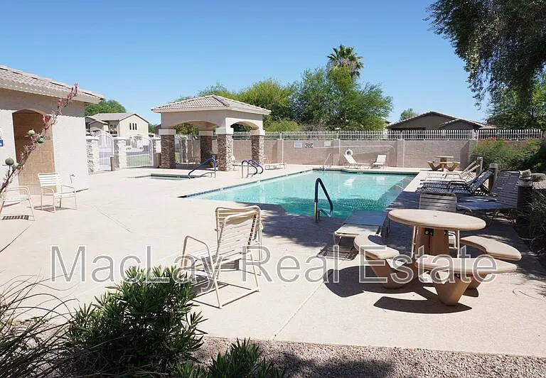 203 W Cedar Dr — Photo 6