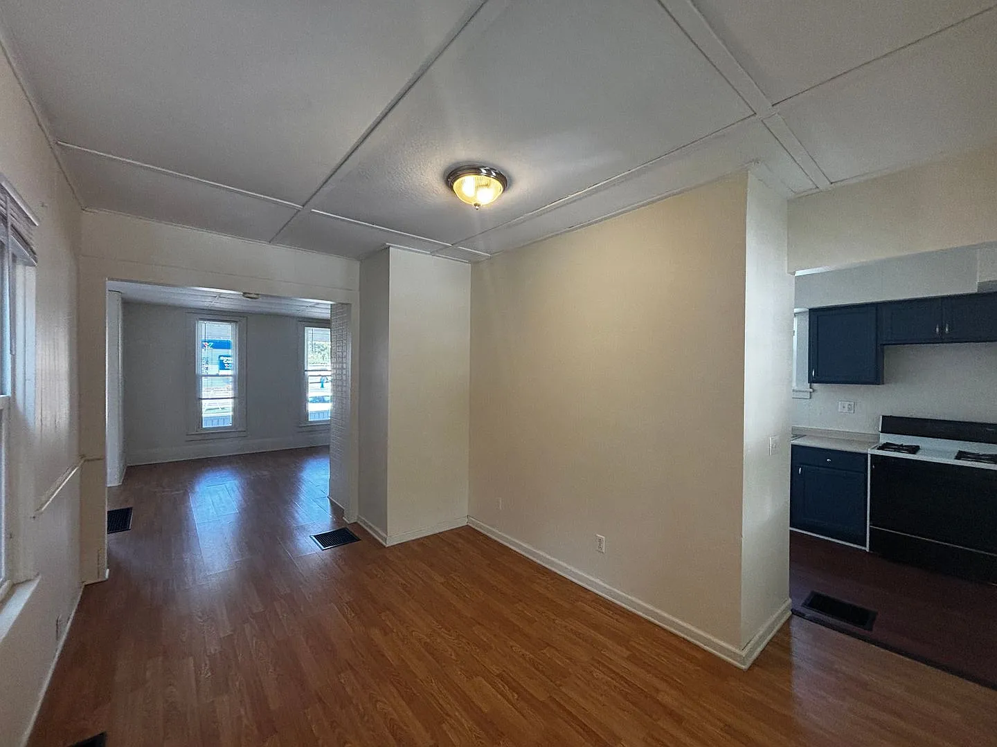 Charming Three Bedroom with Renovated Kitchen — Photo 4