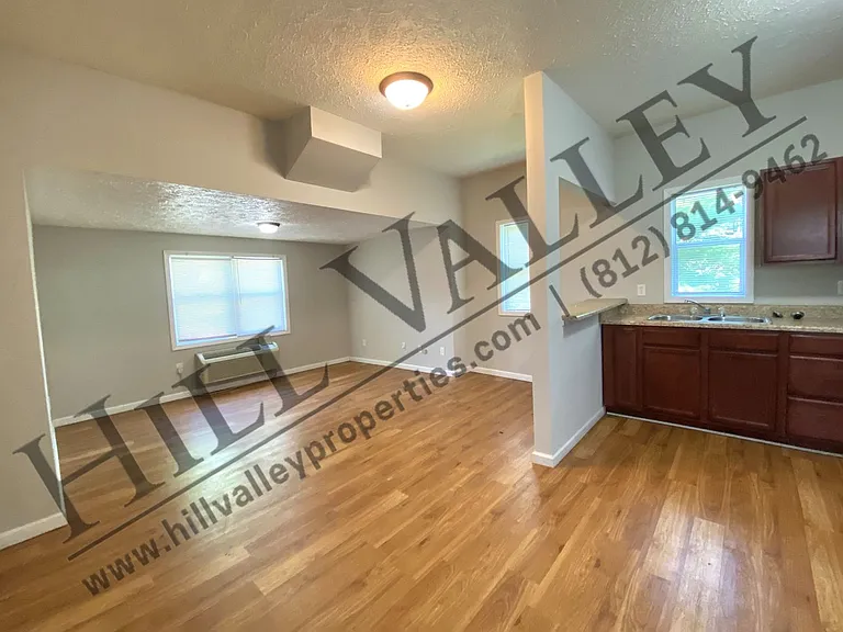 1011 Elm St — Photo 3