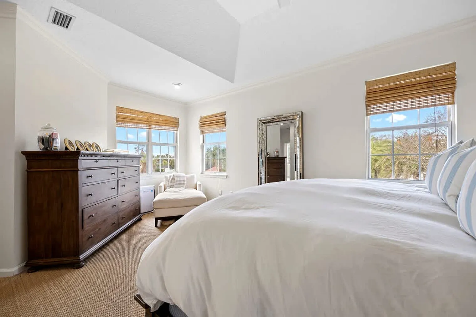 6 bed, 4.0 bath, 3799 sqft, $21,000 — Photo 4