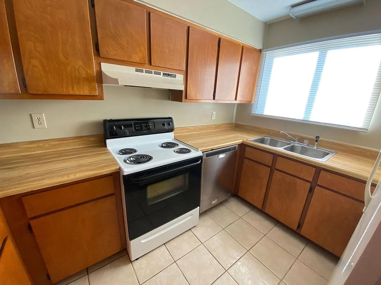 Centrally Located Townhome Near Schools, Shopping & Dining! *1/2 Off Security Deposit for A-D Mil... — Photo 2