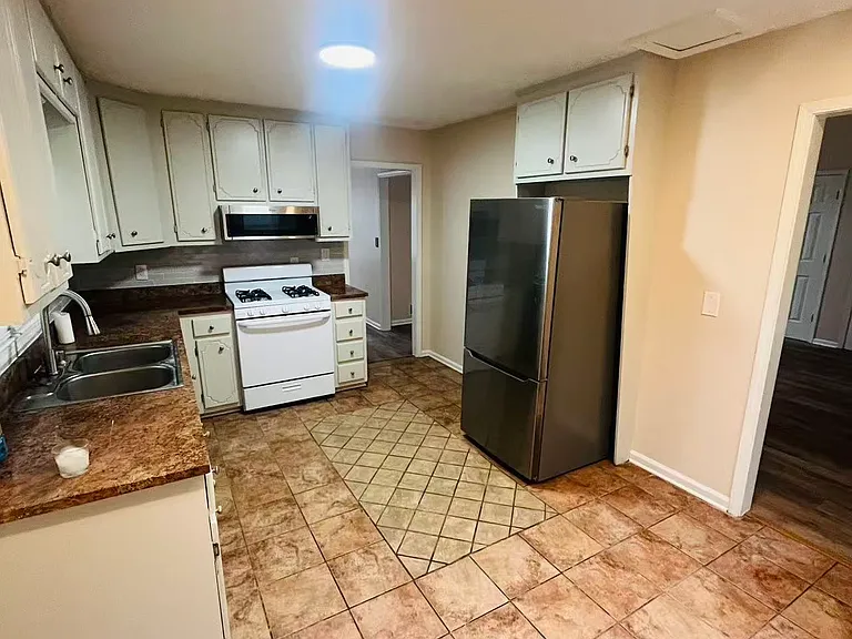 4060 Woodland Dr NW — Photo 7