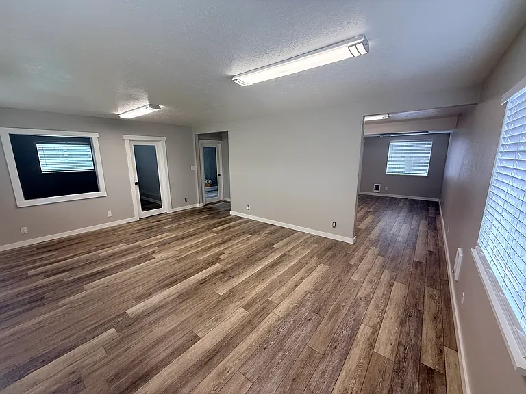 490 N Pine St — Photo 9