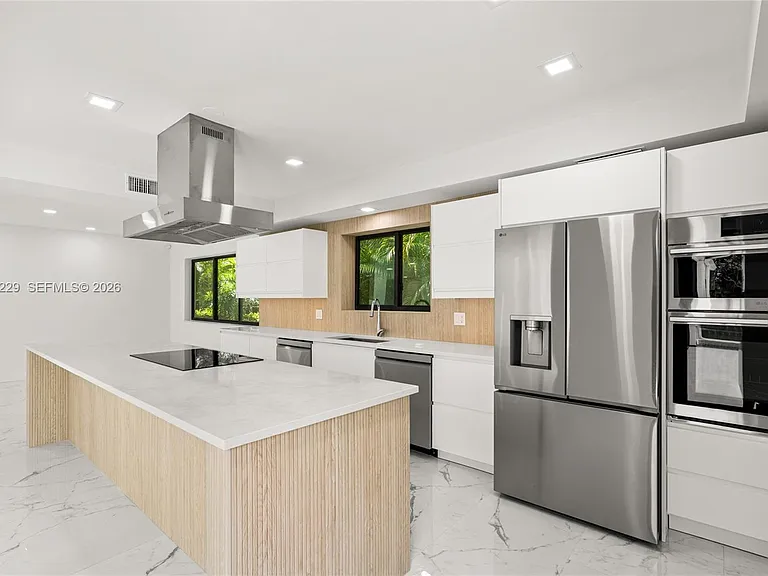 E 1st Ct — Photo 18