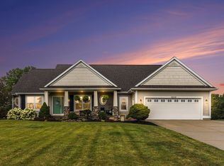 8250 Golfside Dr, Jenison, MI 49428